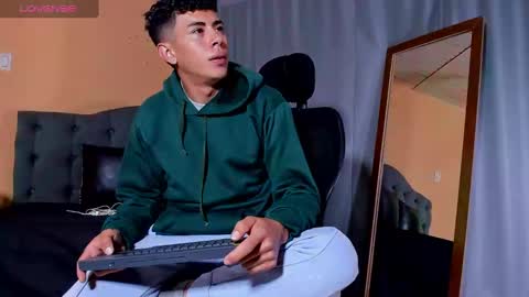 hot_twinks83 online show from March 10, 10:15 am