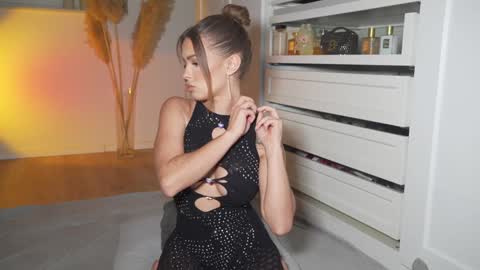 Snapshot of hotbella_ chatting on October 7, 8:50 pm Bella online show from October 7, 8:50 pm