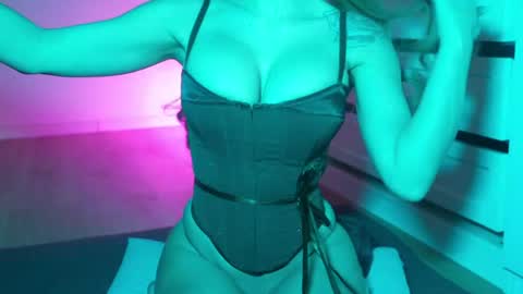 Snapshot of hotbella_ chatting on April 4, 9:45 pm Bella online show from April 4, 9:45 pm