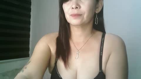 Snapshot of hotmamajen4u chatting on May 3, 11:33 pm hotmamajen4u online show from May 3, 11:33 pm
