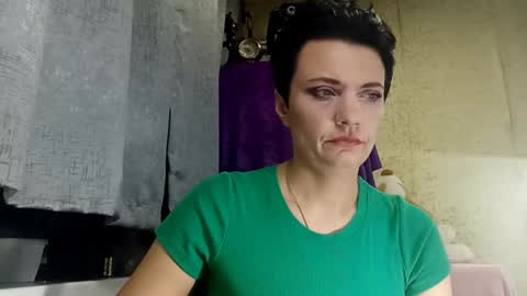 Snapshot of hotmamaqueen234 chatting on March 19, 8:02 pm hotmamaqueen234 online show from March 19, 8:02 pm