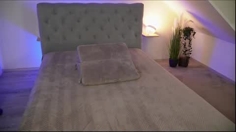 hotmilfbitch online show from June 13, 8:40 pm