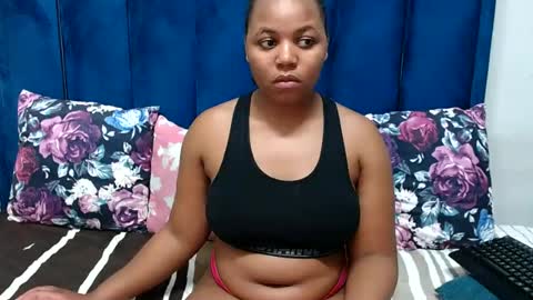hotsmalltitsx online show from July 6, 6:32 pm