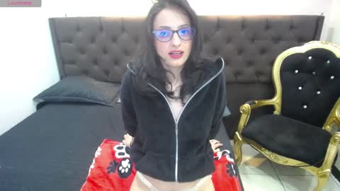 Snapshot of hottcandy21 chatting on December 10, 8:27 pm HottCandy21 online show from December 10, 8:27 pm