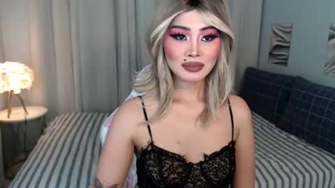 Snapshot of hottest_angel_4u chatting on June 15, 2:19 pm ZANDRA online show from June 15, 2:19 pm
