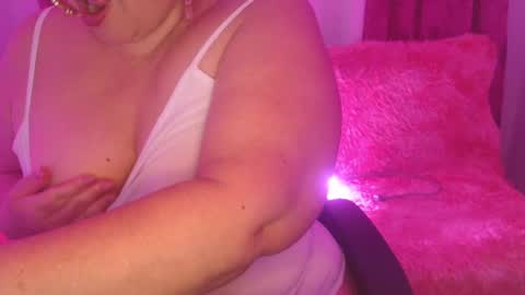 Snapshot of hottieauntie chatting on October 19, 7:47 pm sweetie Aunt online show from October 19, 7:47 pm