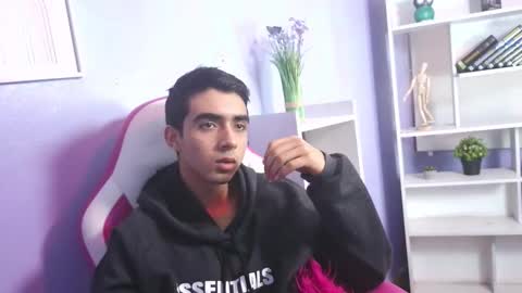 Snapshot of hottiie_guy chatting on October 22, 6:40 pm hottiie_guy online show from October 22, 6:40 pm