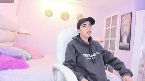 Snapshot of hottiie_guy chatting on November 12, 12:16 pm hottiie_guy online show from November 12, 12:16 pm