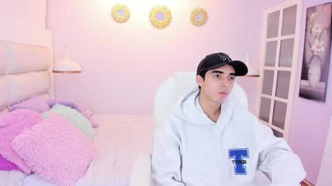 Snapshot of hottiie_guy chatting on November 13, 6:29 pm hottiie_guy online show from November 13, 6:29 pm