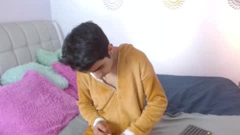 Snapshot of hottiie_guy chatting on November 15, 6:04 pm hottiie_guy online show from November 15, 6:04 pm