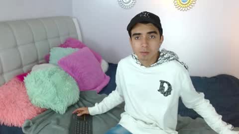 Snapshot of hottiie_guy chatting on November 22, 12:15 pm hottiie_guy online show from November 22, 12:15 pm