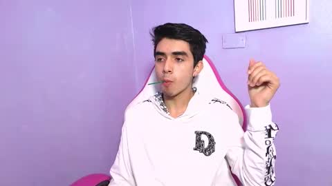 Snapshot of hottiie_guy chatting on December 3, 6:28 pm hottiie_guy online show from December 3, 6:28 pm