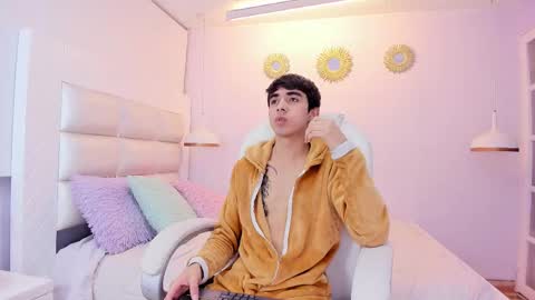 Snapshot of hottiie_guy chatting on December 15, 12:09 pm hottiie_guy online show from December 15, 12:09 pm