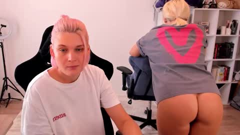 Nessie and Jessie online show from October 3, 9:39 am