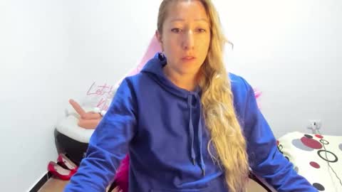 Snapshot of hottychrystal chatting on December 1, 10:31 am hottychrystal online show from December 1, 10:31 am