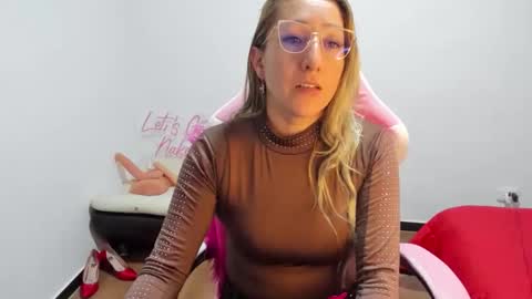 Snapshot of hottychrystal chatting on December 3, 1:57 am hottychrystal online show from December 3, 1:57 am