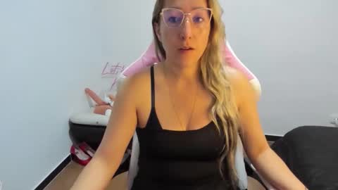 Snapshot of hottychrystal chatting on December 4, 11:41 am hottychrystal online show from December 4, 11:41 am