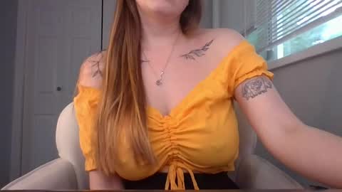 Snapshot of hotwifelili chatting on June 7, 10:35 pm hotwifelili online show from June 7, 10:35 pm