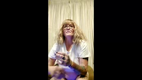 Snapshot of howdoyoulikeit87 chatting on May 22, 6:53 am howdoyoulikeit87 online show from May 22, 6:53 am