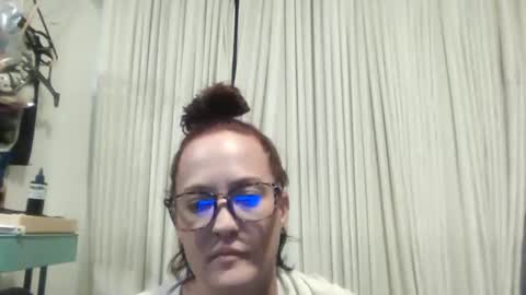 Snapshot of howdoyoulikeit87 chatting on May 25, 9:59 am howdoyoulikeit87 online show from May 25, 9:59 am