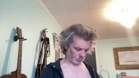 Snapshot of howlingatnothing chatting on November 18, 12:53 pm howlingatnothing online show from November 18, 12:53 pm