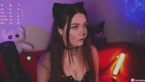 Snapshot of howtomeow chatting on October 19, 5:35 pm Mia online show from October 19, 5:35 pm