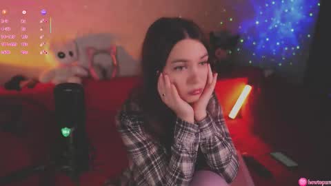 Snapshot of howtomeow chatting on November 6, 5:03 pm Mia online show from November 6, 5:03 pm