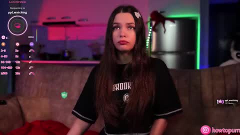 Snapshot of howtomeow chatting on November 15, 4:36 pm Mia online show from November 15, 4:36 pm