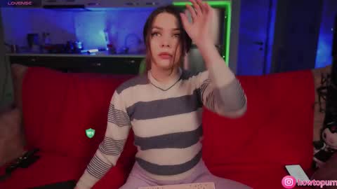 Snapshot of howtomeow chatting on November 29, 5:27 pm Mia online show from November 29, 5:27 pm