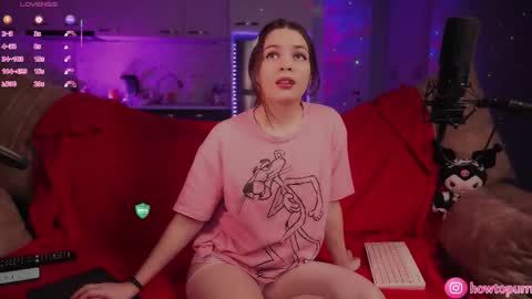 Snapshot of howtomeow chatting on December 4, 4:59 pm Mia online show from December 4, 4:59 pm