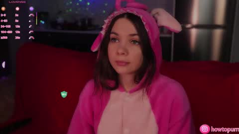 Snapshot of howtomeow chatting on December 16, 5:07 pm Mia online show from December 16, 5:07 pm