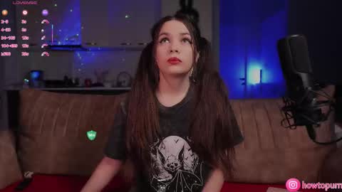 Snapshot of howtomeow chatting on January 9, 5:26 pm Mia online show from January 9, 5:26 pm