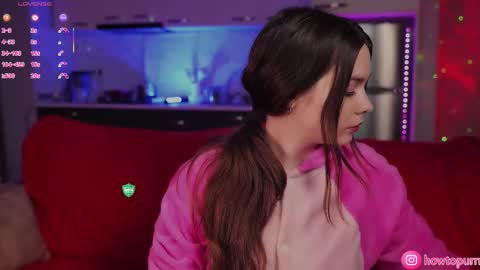 Snapshot of howtomeow chatting on January 12, 5:18 pm Mia online show from January 12, 5:18 pm