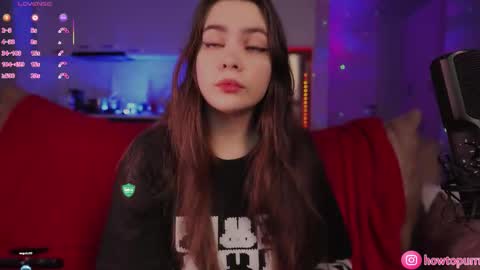 Snapshot of howtomeow chatting on February 1, 5:44 pm Mia online show from February 1, 5:44 pm