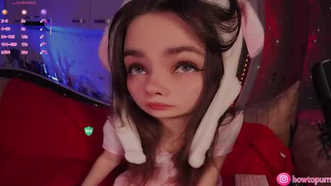 Snapshot of howtomeow chatting on February 3, 5:29 pm Mia online show from February 3, 5:29 pm