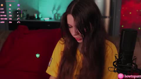 Snapshot of howtomeow chatting on February 19, 5:09 pm Mia online show from February 19, 5:09 pm