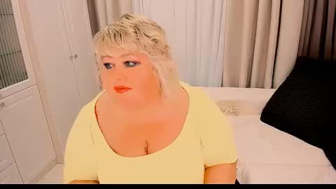 Snapshot of huge_booobs chatting on September 22, 6:10 pm milli online show from September 22, 6:10 pm