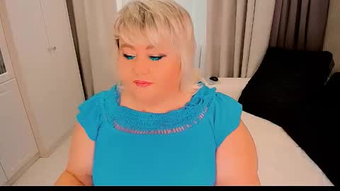 Snapshot of huge_booobs chatting on September 25, 6:39 am milli online show from September 25, 6:39 am