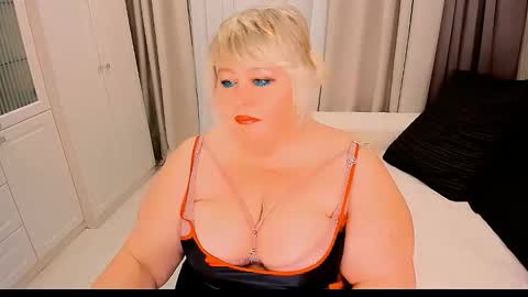 Snapshot of huge_booobs chatting on September 29, 6:35 pm milli online show from September 29, 6:35 pm