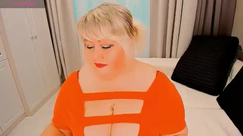 Snapshot of huge_booobs chatting on October 8, 12:25 pm milli online show from October 8, 12:25 pm