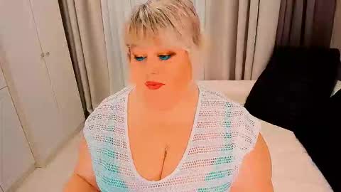 Snapshot of huge_booobs chatting on October 22, 7:13 pm milli online show from October 22, 7:13 pm