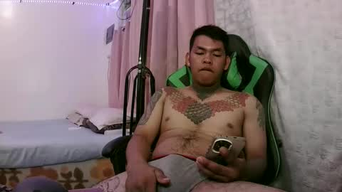 Snapshot of hugecock_jr chatting on November 29, 12:19 pm JR online show from November 29, 12:19 pm