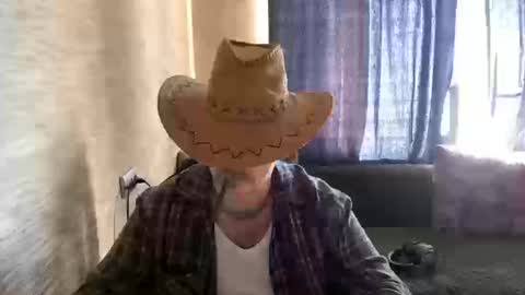 Snapshot of hugo__brad chatting on March 13, 10:44 am Hugo online show from March 13, 10:44 am