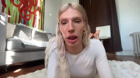 Snapshot of hung_angel_xxl chatting on April 18, 7:07 pm Alice help me reach 100 likes online show from April 18, 7:07 pm