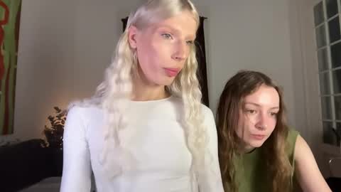 Snapshot of hung_angel_xxl chatting on April 19, 11:31 am Alice help me reach 100 likes online show from April 19, 11:31 am