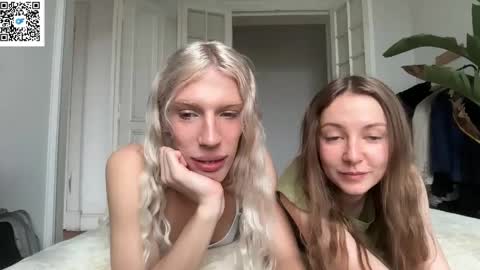 Snapshot of hung_angel_xxl chatting on April 20, 12:30 pm Alice help me reach 100 likes online show from April 20, 12:30 pm