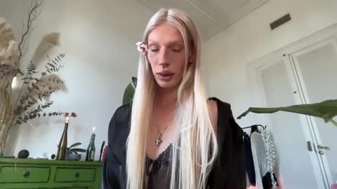 Snapshot of hung_angel_xxl chatting on May 14, 5:09 pm Alice help me reach 100 likes online show from May 14, 5:09 pm