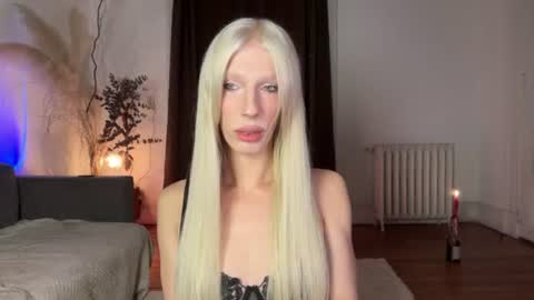 Snapshot of hung_angel_xxl chatting on June 15, 10:45 pm Alice help me reach 100 likes online show from June 15, 10:45 pm