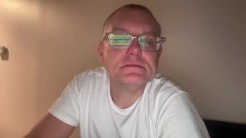 Snapshot of hungron9 chatting on November 14, 2:43 am AARON online show from November 14, 2:43 am