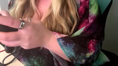 Hungry Horny Hippo online show from April 8, 11:37 pm